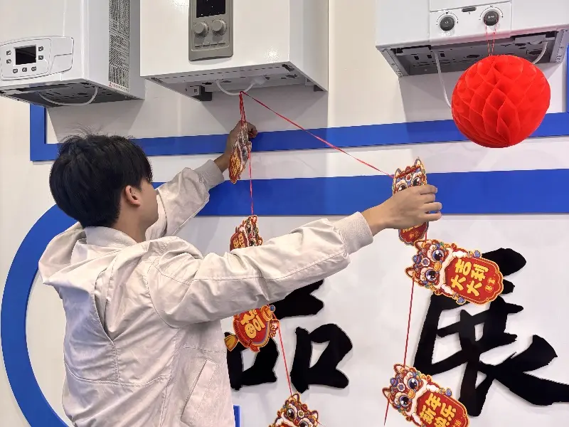 Employees Collaborate to Decorate Company Showroom, Creating a Warm New Year Atmosphere